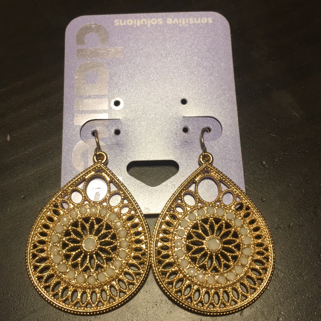 Claires Pendant Drop Earring 7$